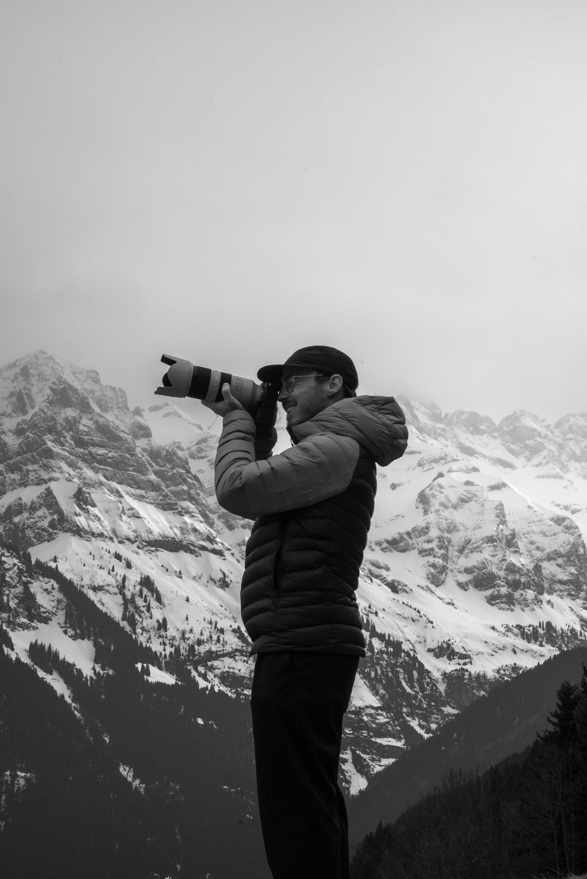 Jules Joris, appareil photo en main, en montagne