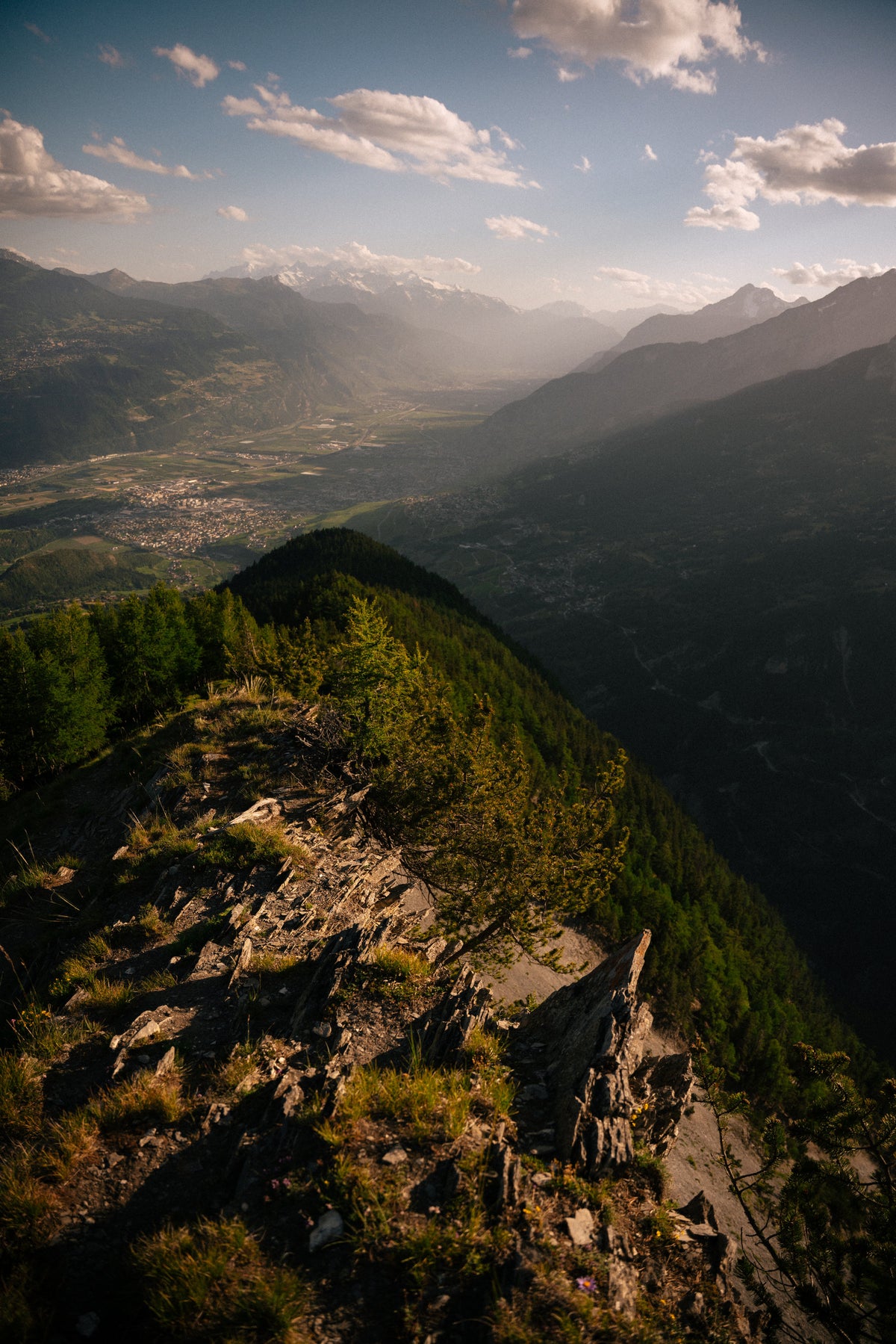 Le sentier rocheux domine la vallée.