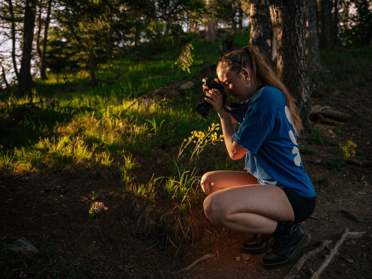 Rose s’accroupit pour prendre une photographie.