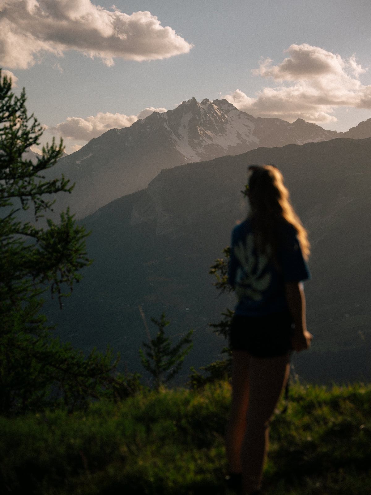 Une silhouette dans la lumière face aux montagnes.