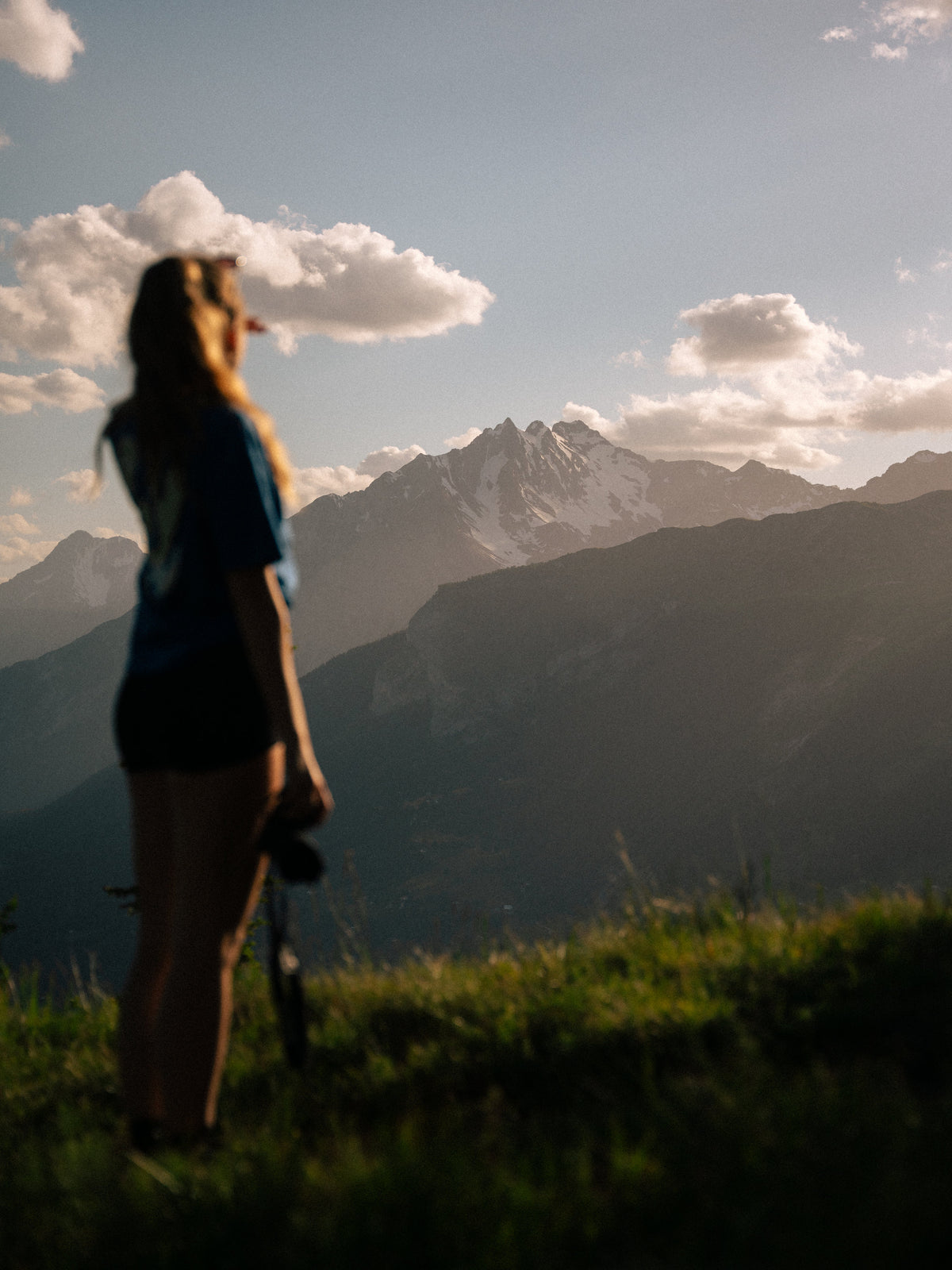 Rose regarde les montagnes au bord de la forêt.